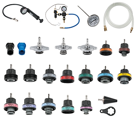 Eine Ansammlung von Werkzeugen zur Kühlmittelwartung, darunter Manometer, Temperaturanzeigen und verschiedene Anschlussstücke.